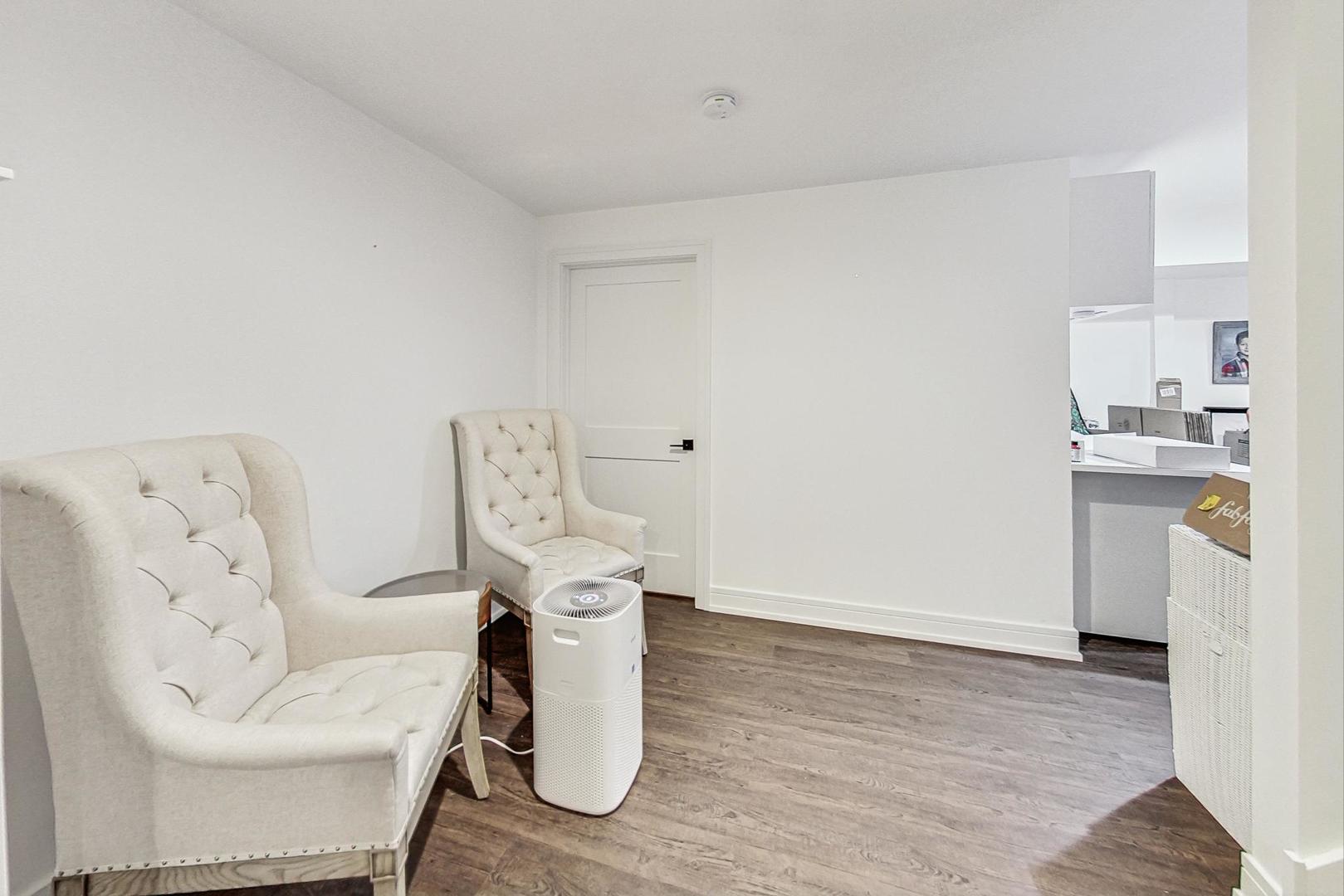 1614 W Oakton Street