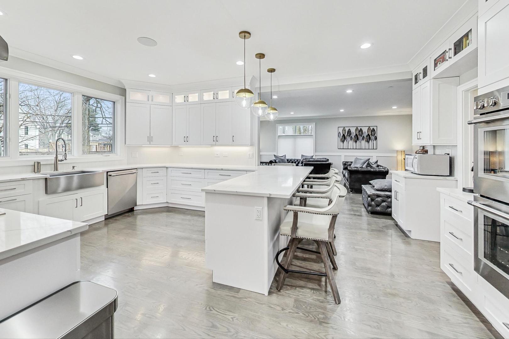 1614 W Oakton Street