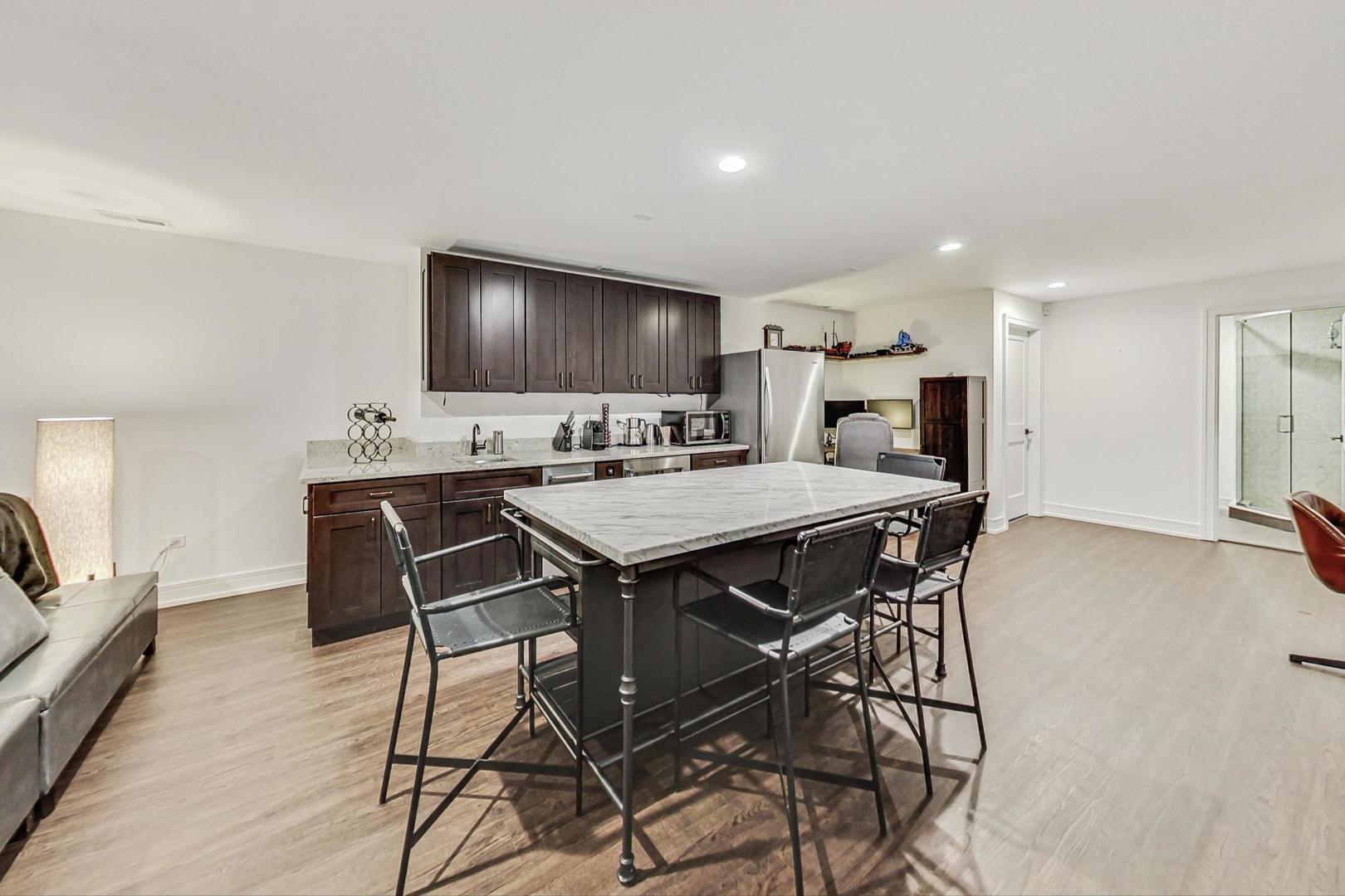 1614 W Oakton Street