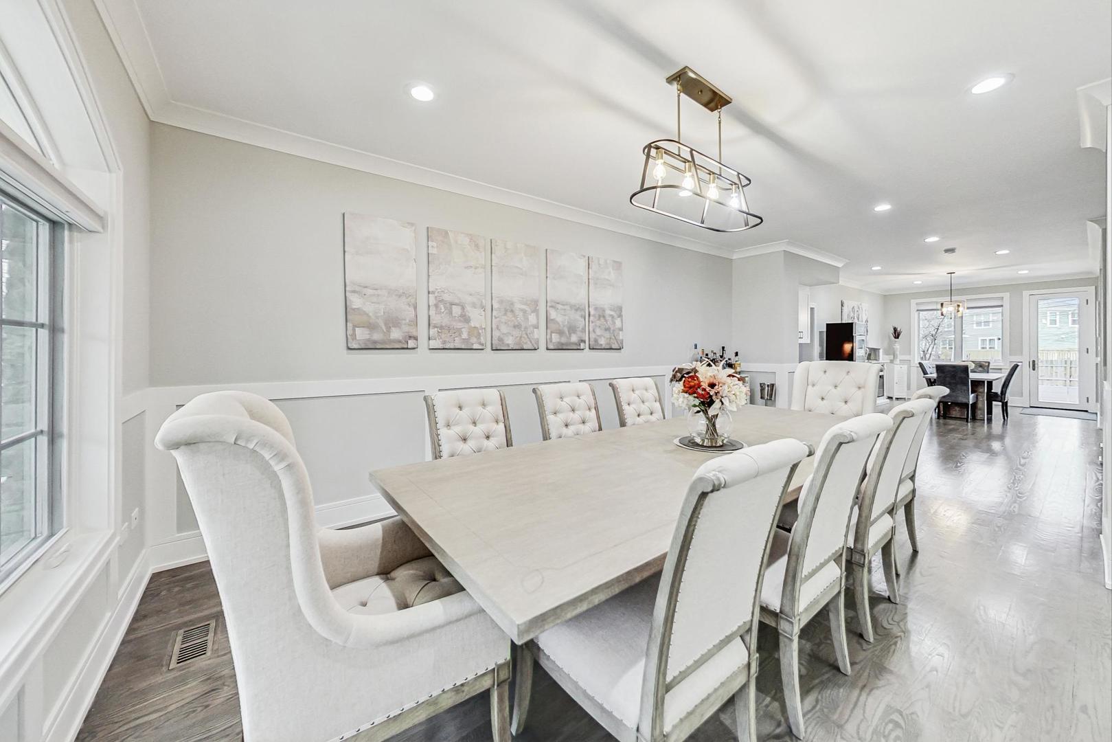 1614 W Oakton Street