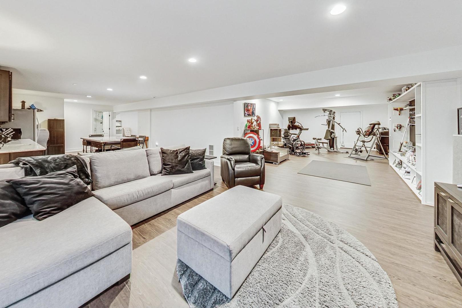 1614 W Oakton Street