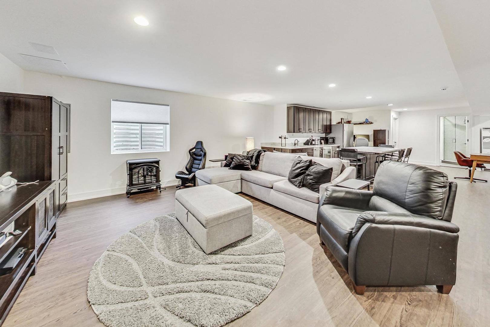 1614 W Oakton Street