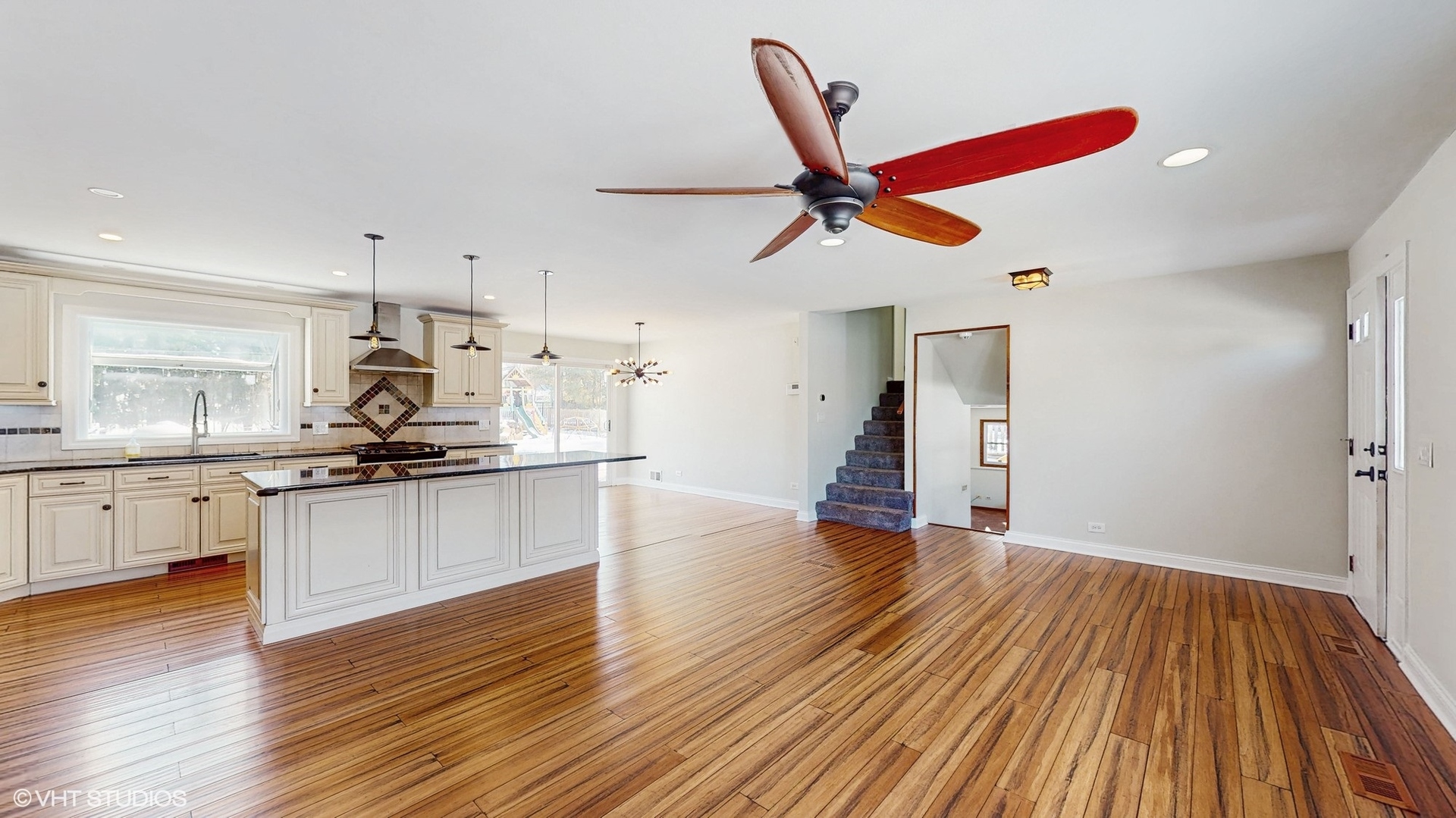 1907 N Fernandez Avenue