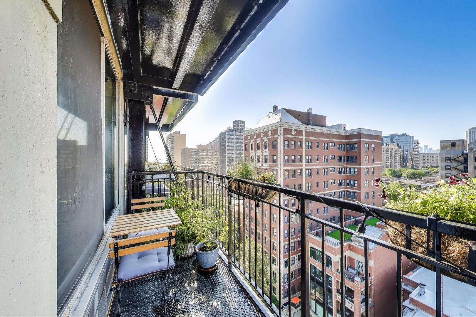 450 W Briar Place Unit: 11H
