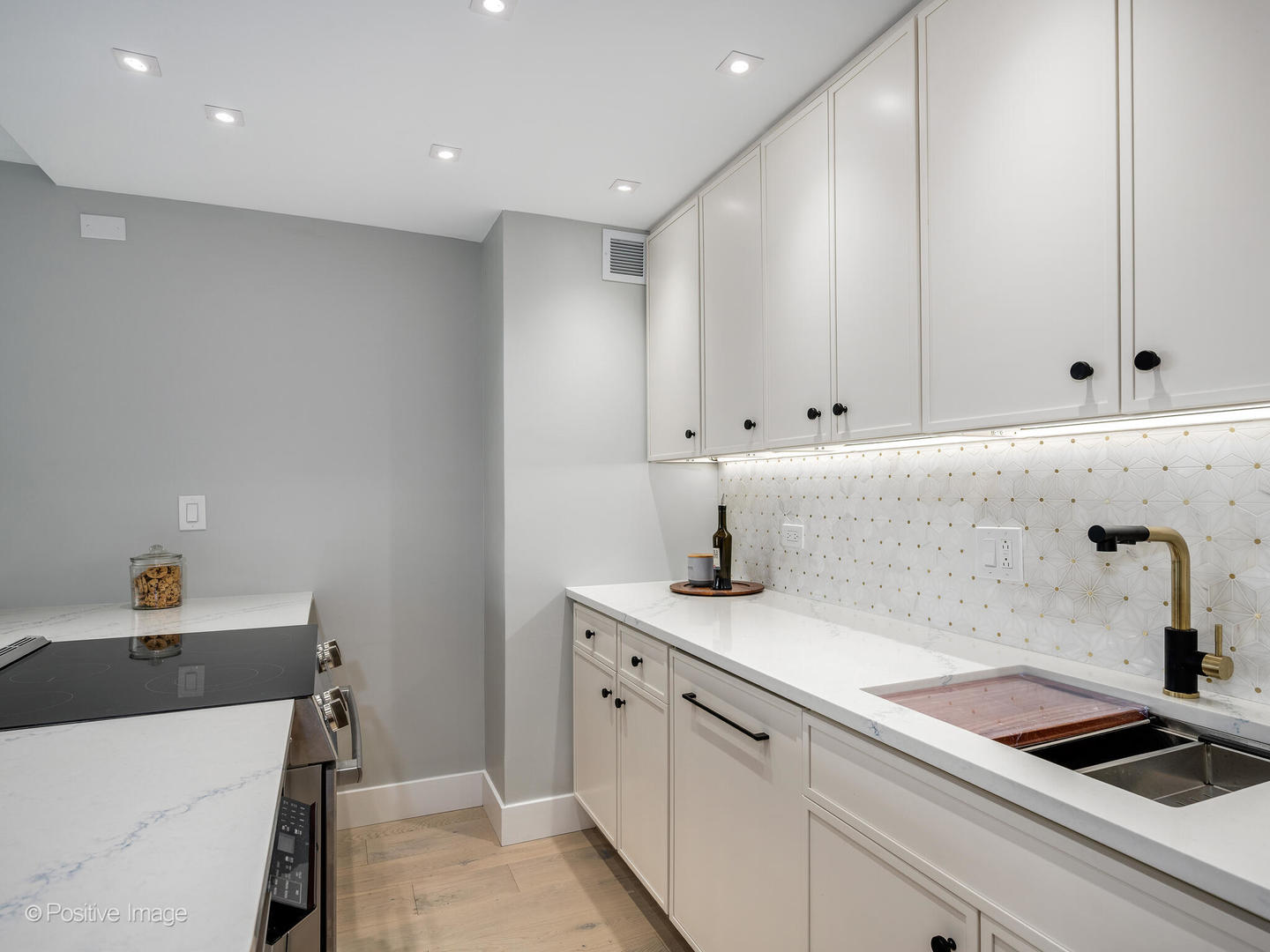 88 W Schiller Street Unit: 2908L