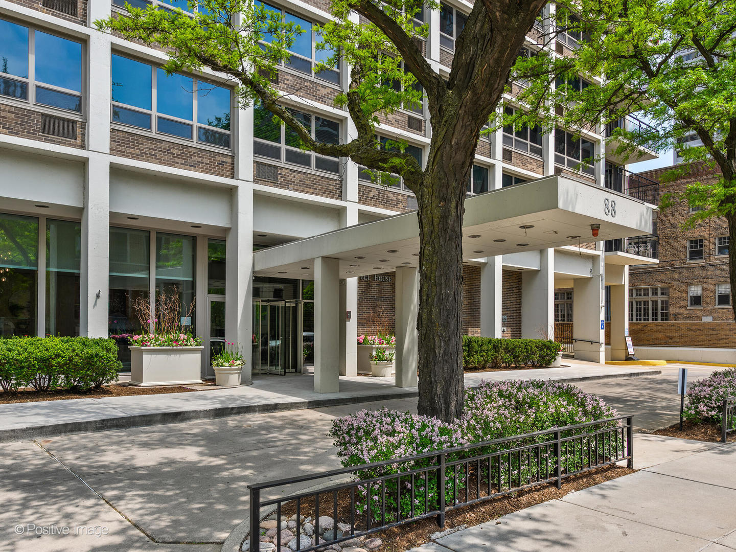88 W Schiller Street Unit: 2908L