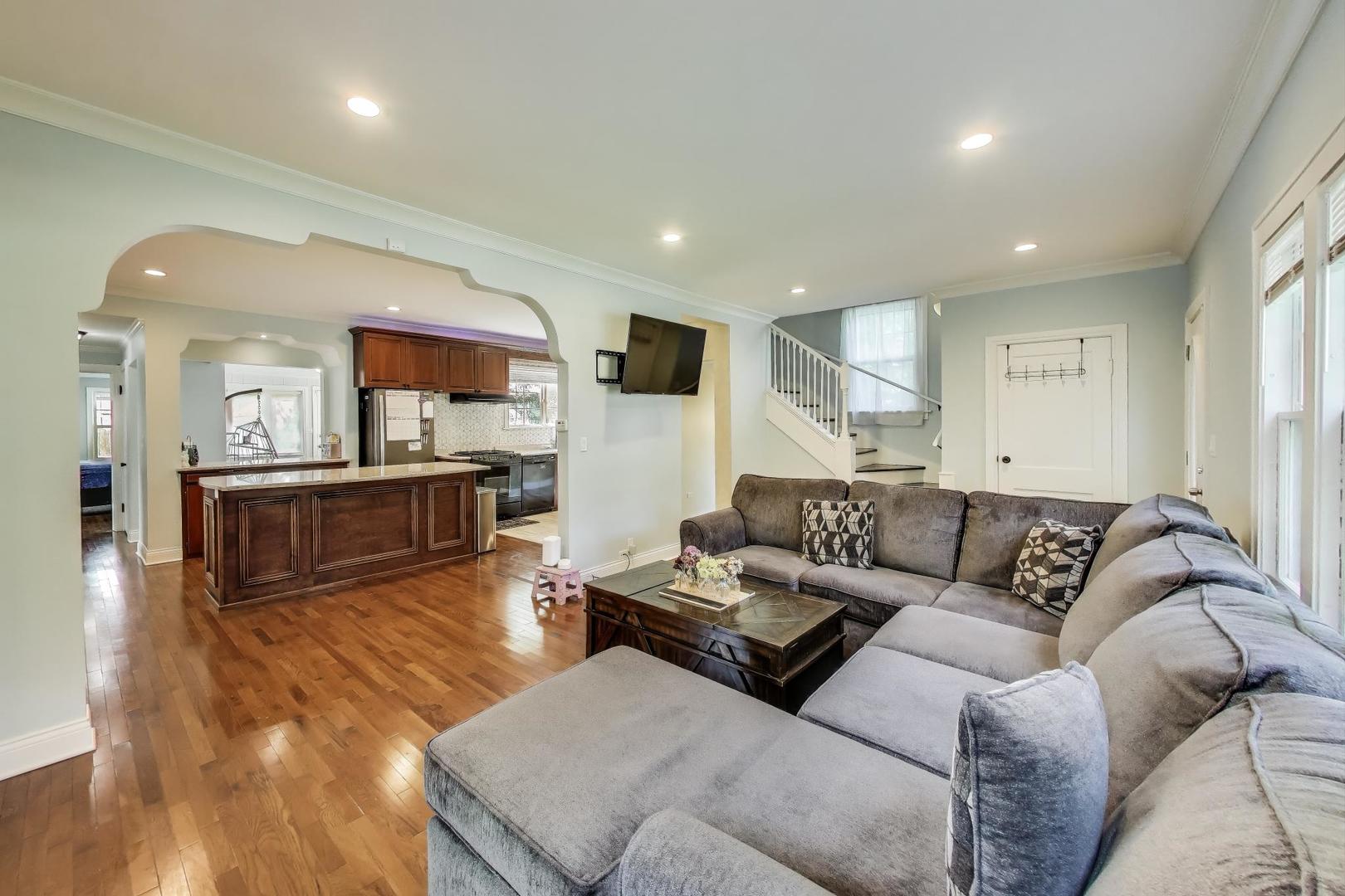 2818 Emmaus Avenue