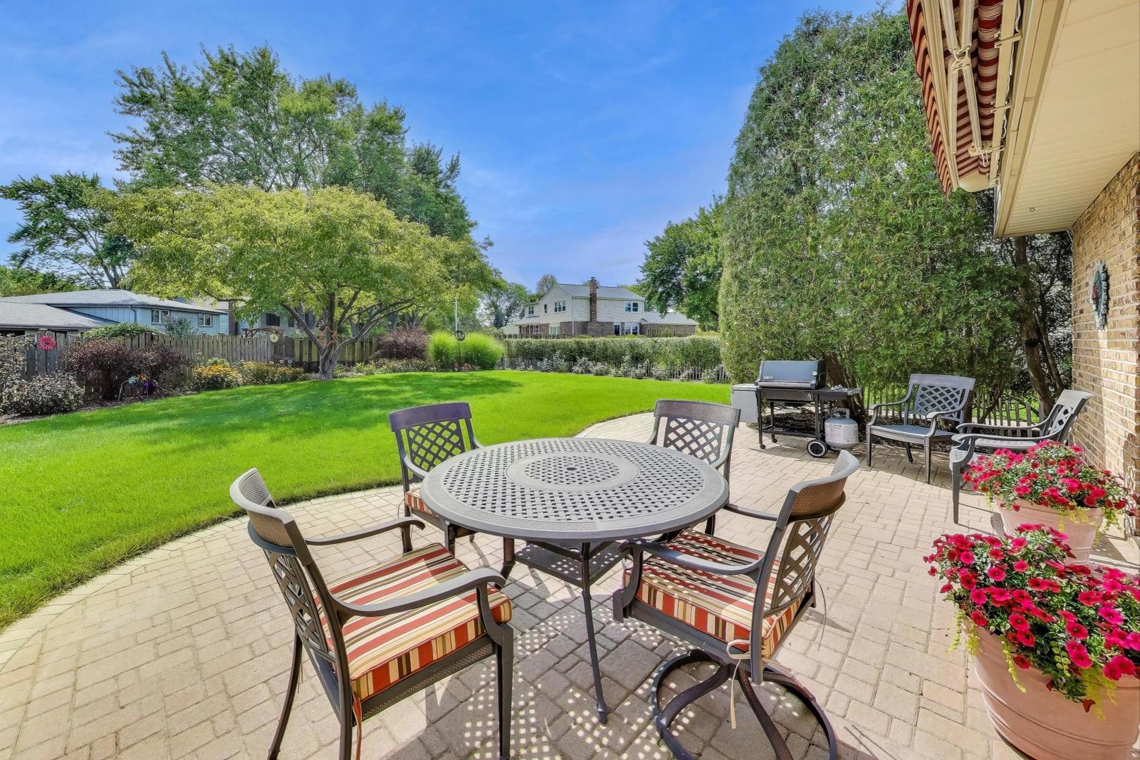 219 E Reseda Parkway