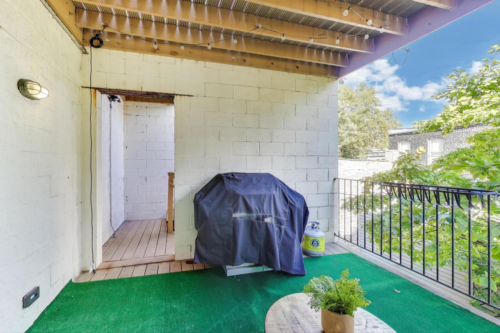 819 N Damen Avenue Unit: 2