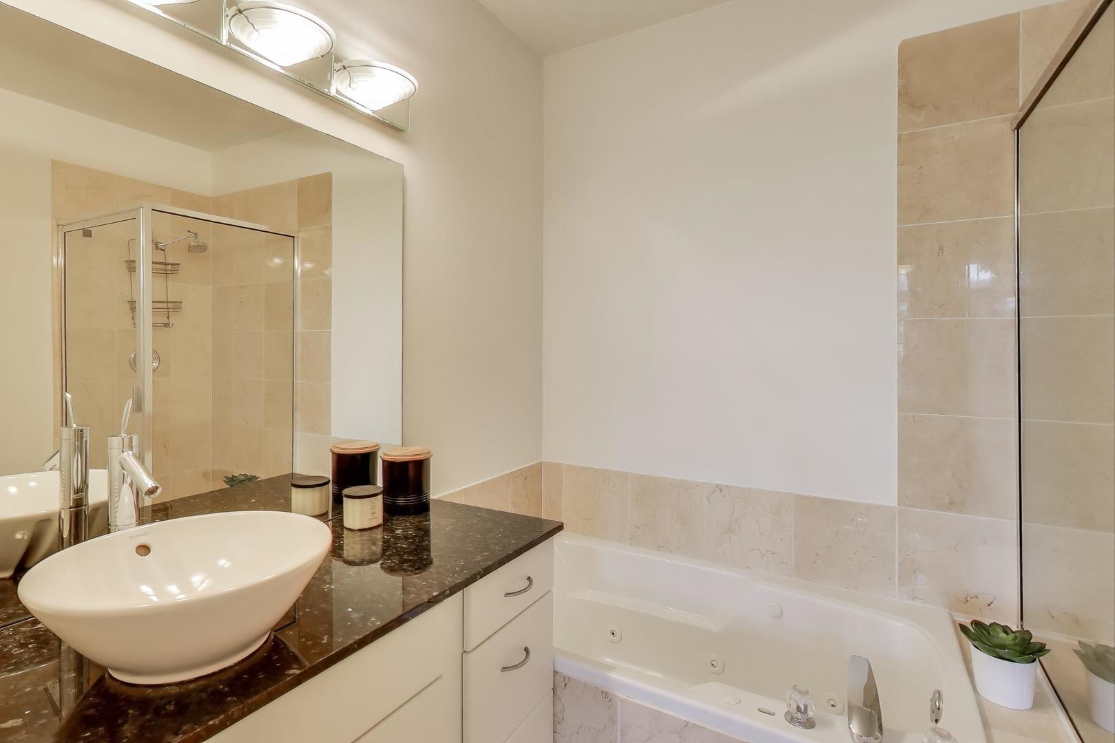 819 N Damen Avenue Unit: 2