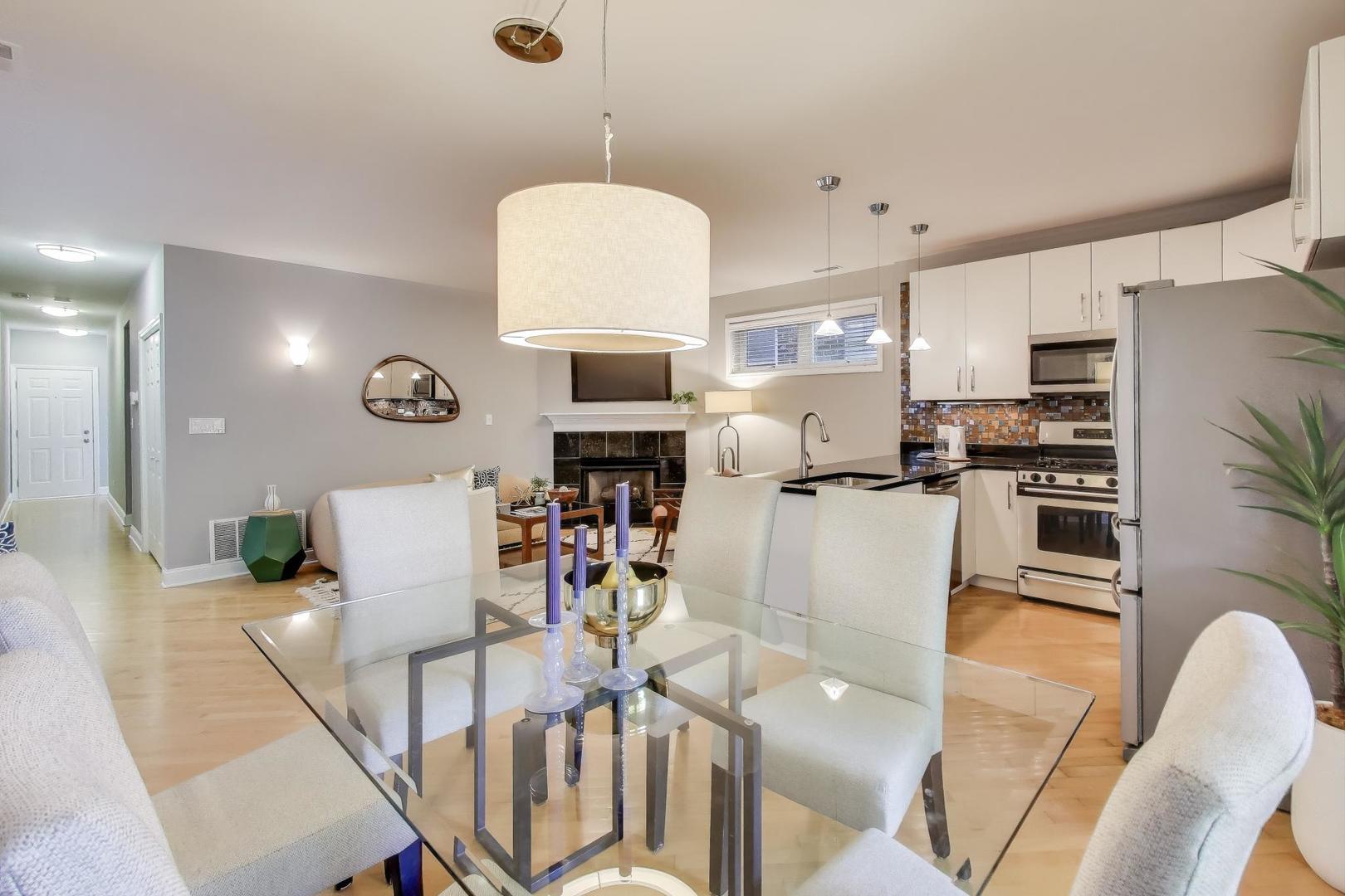 819 N Damen Avenue Unit: 2