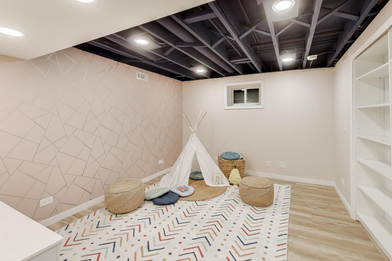 1318 S WALNUT Avenue