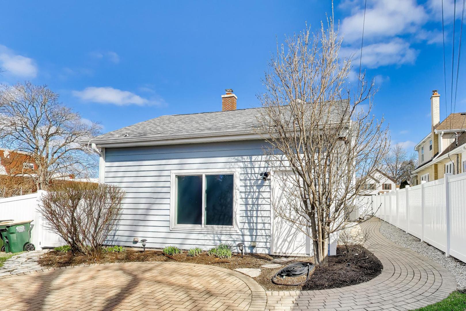 421 W Hawthorne Street