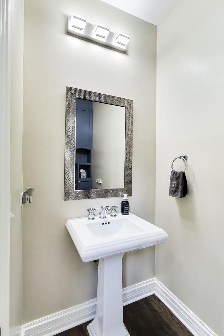 421 W Hawthorne Street