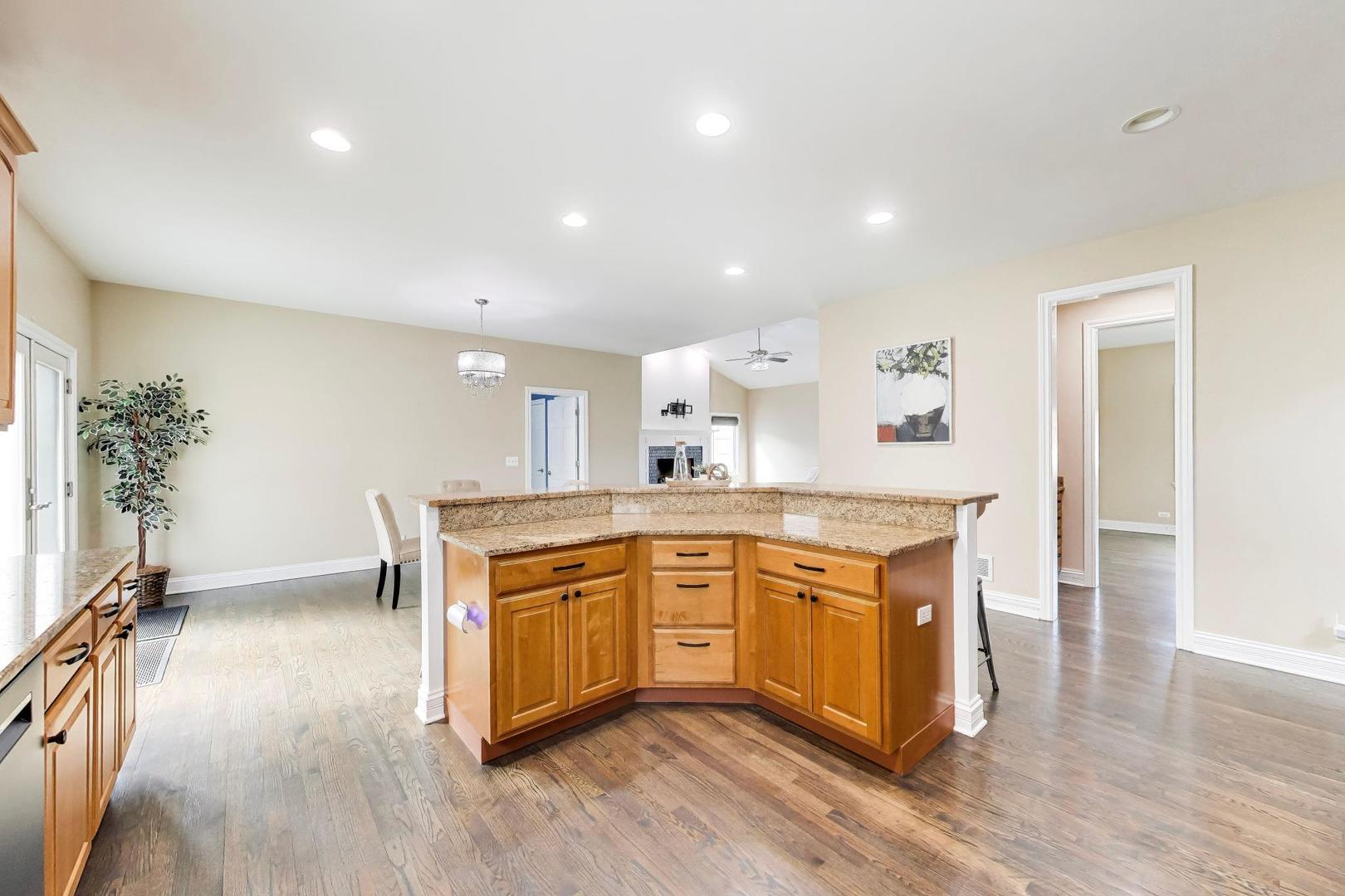 421 W Hawthorne Street