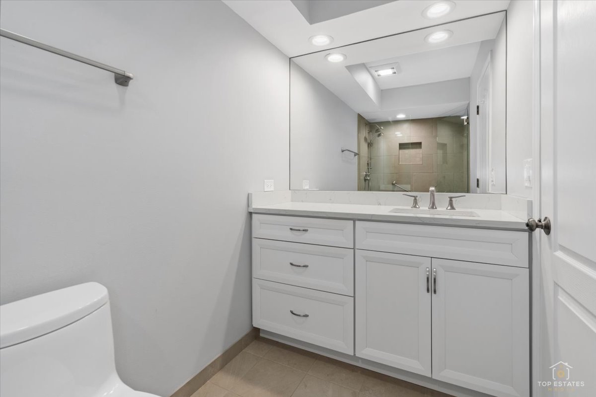 1606 W ORCHARD Place Unit: 1606