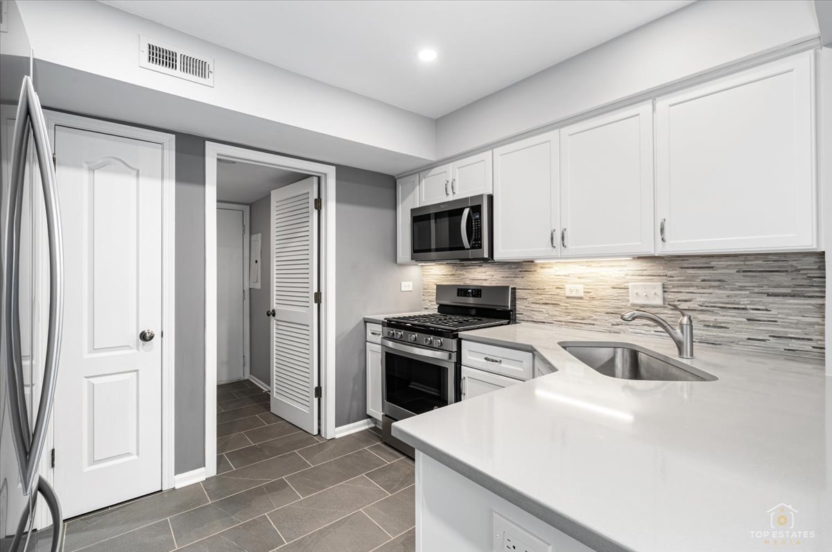 1606 W ORCHARD Place Unit: 1606