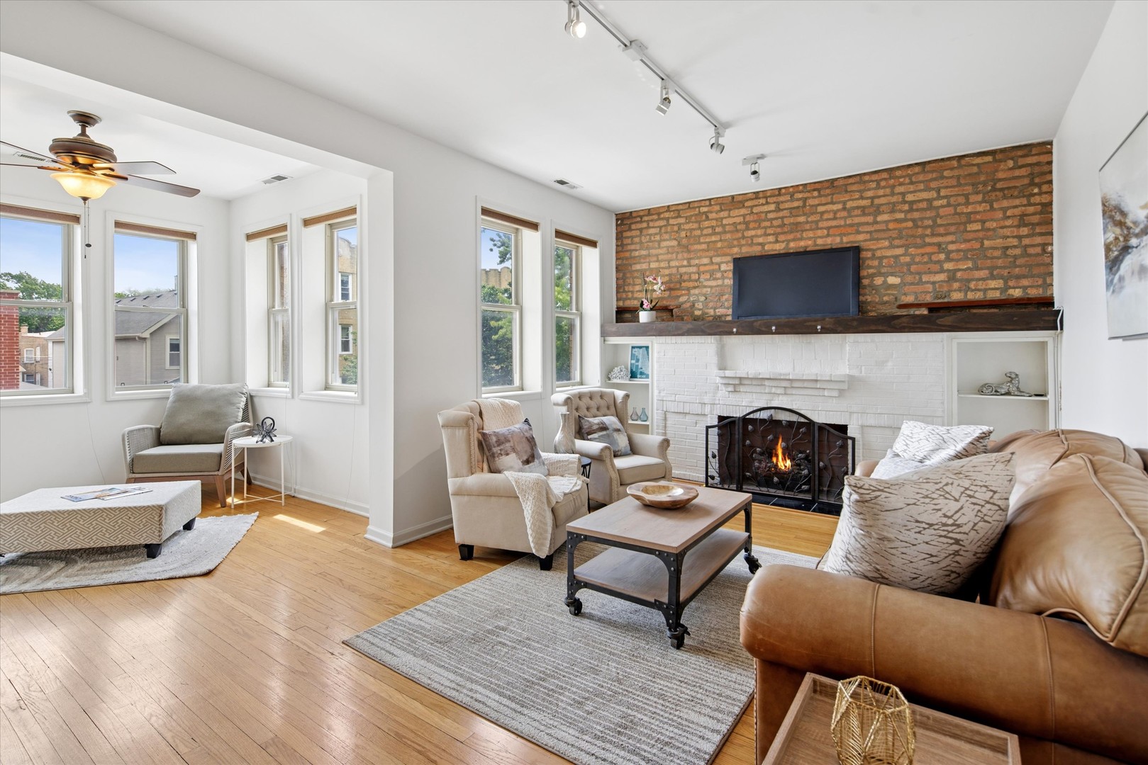 4350 N Albany Avenue Unit: 2S