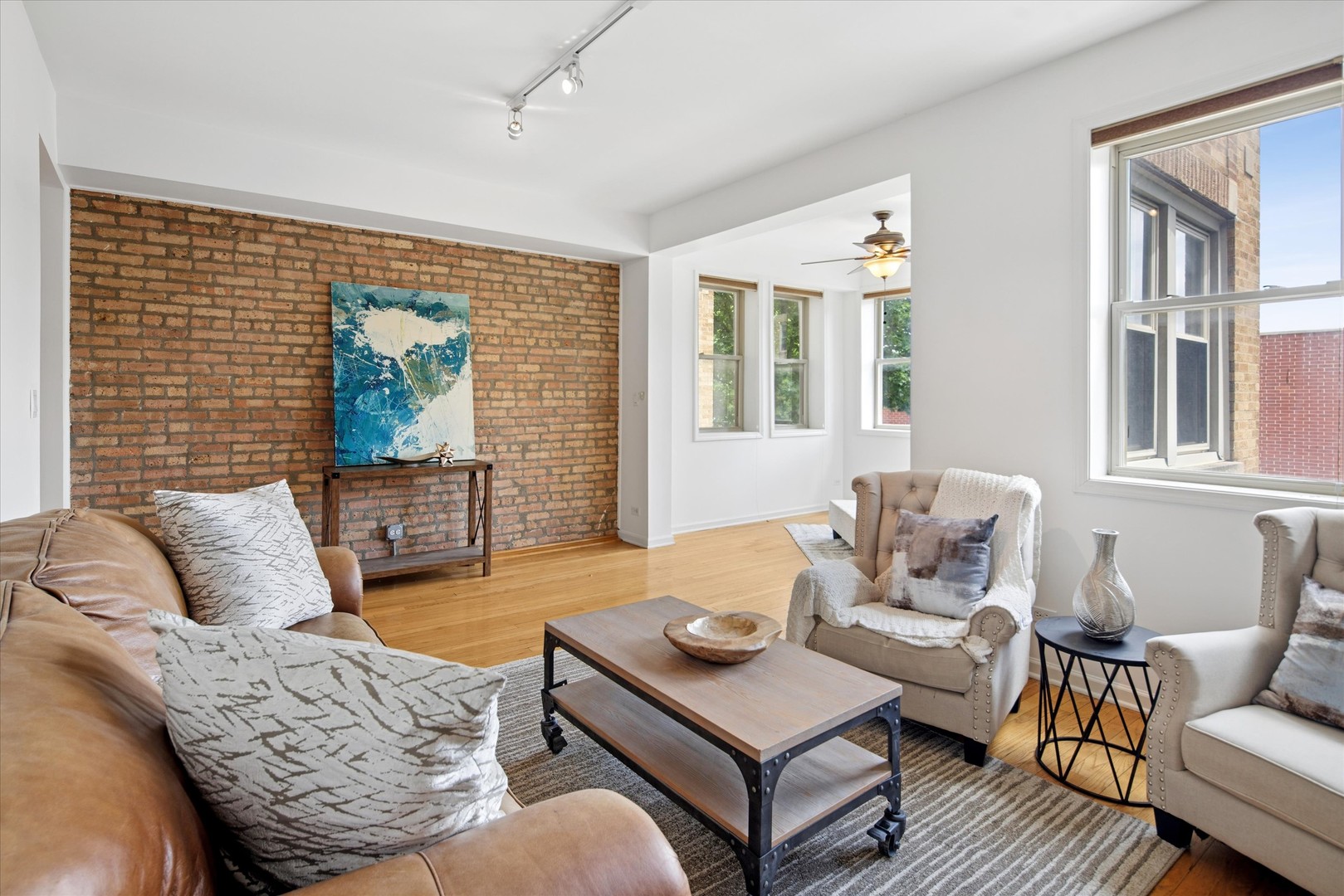 4350 N Albany Avenue Unit: 2S