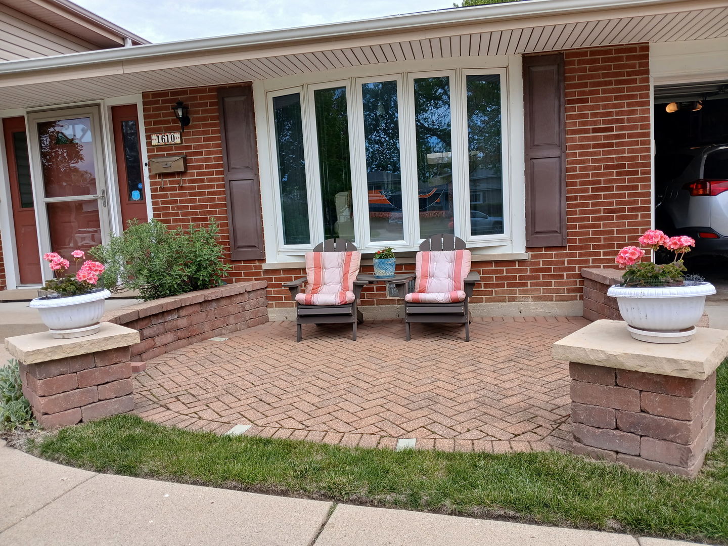 1610 W Lexington Drive