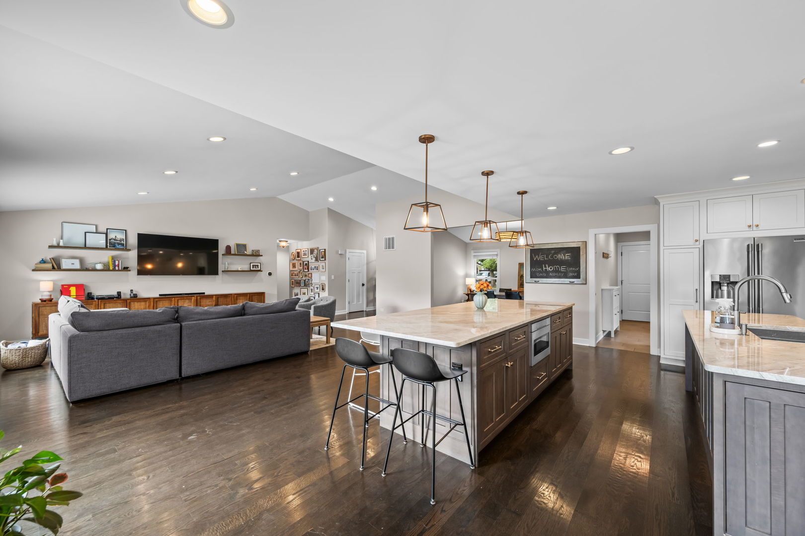 609 N Carlyle Lane