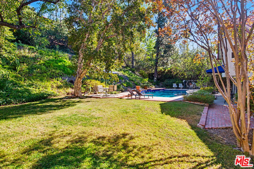 4070 Falling Leaf Dr