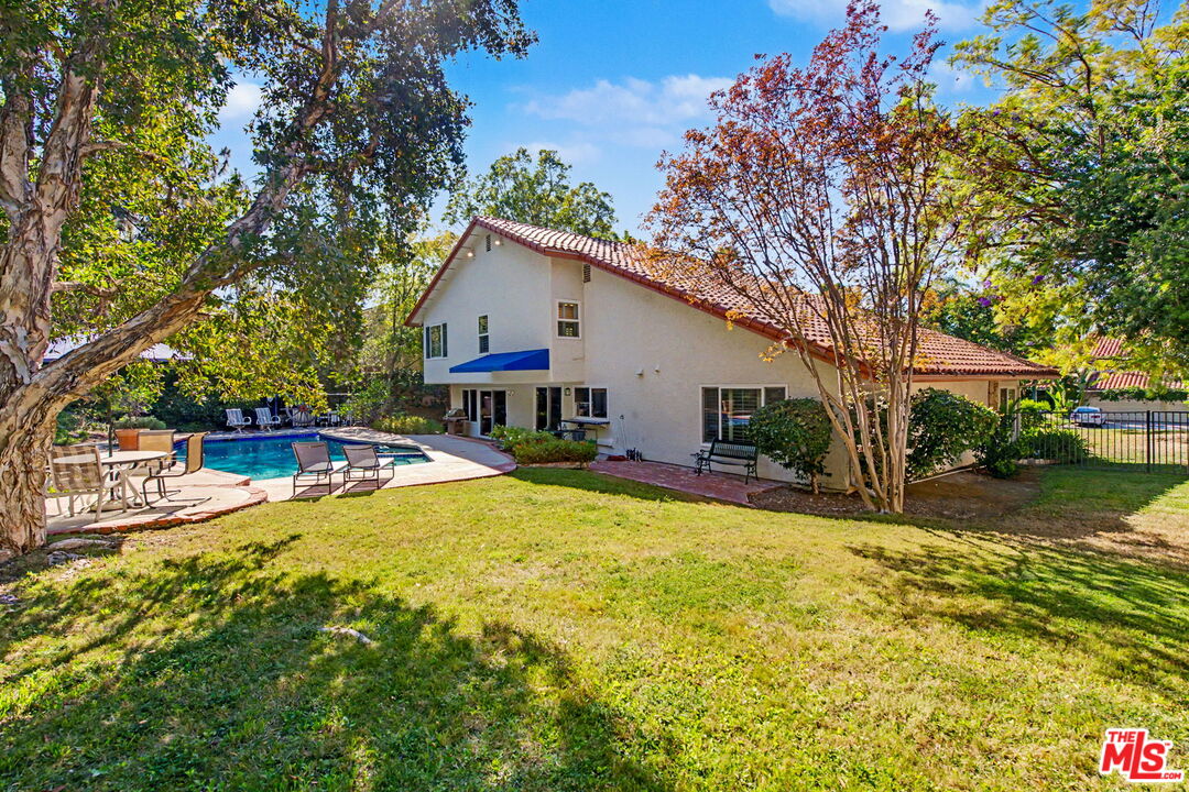 4070 Falling Leaf Dr