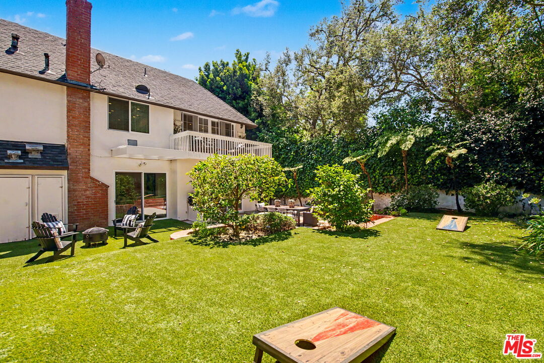 2411 Benedict Canyon Dr
