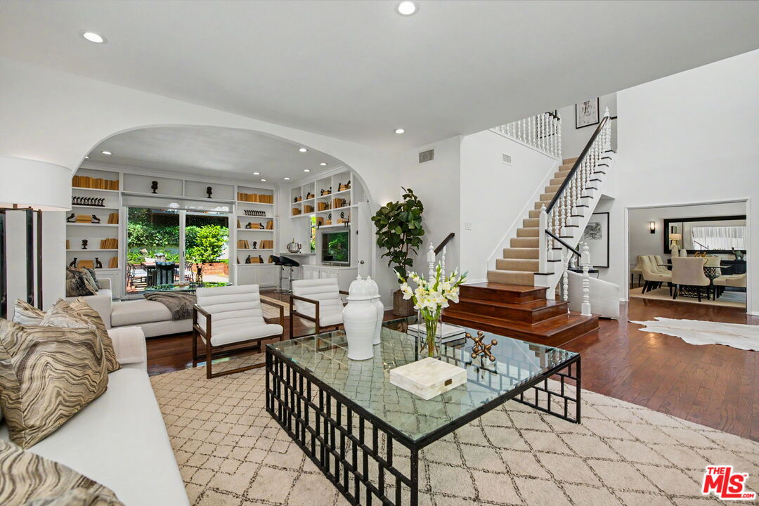 2411 Benedict Canyon Dr