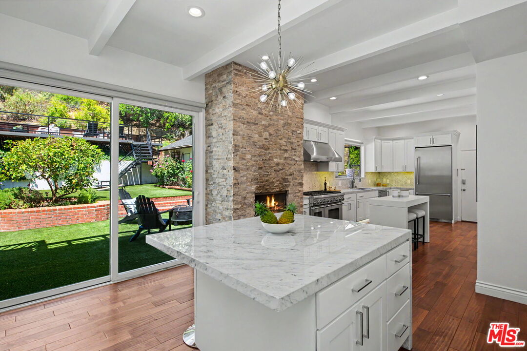 2411 Benedict Canyon Dr