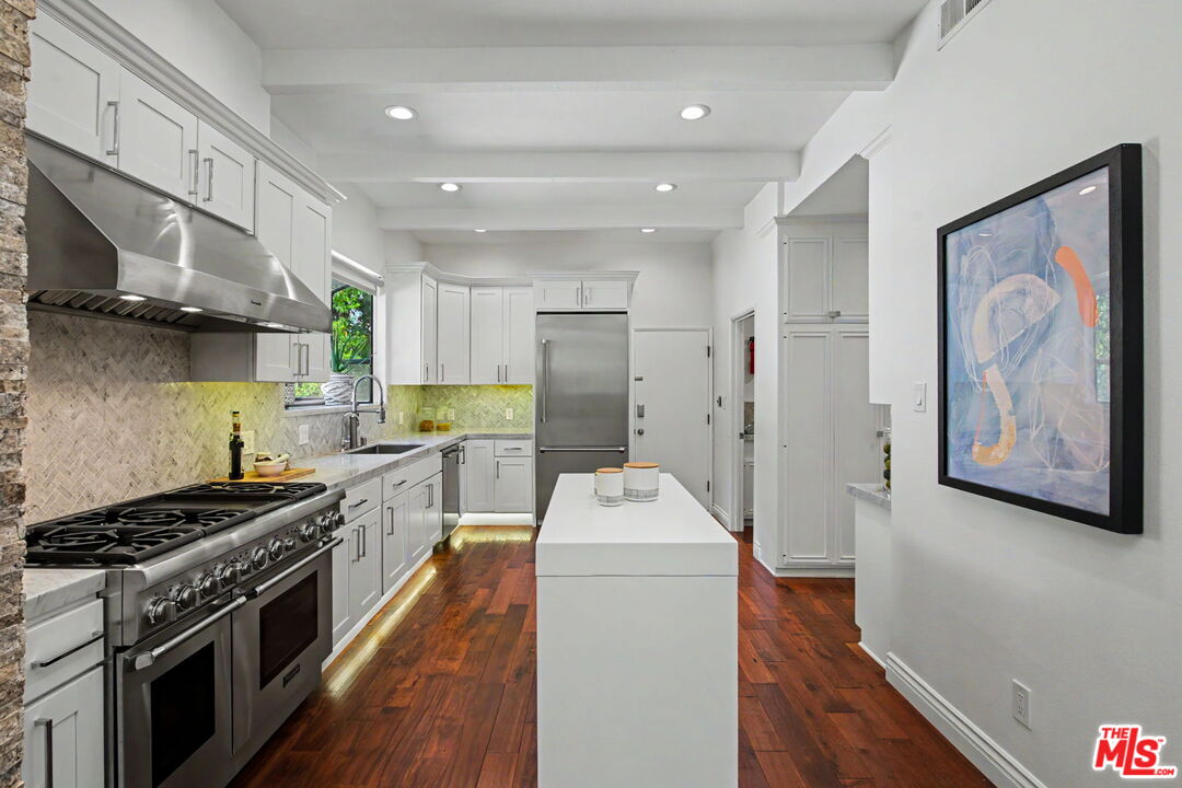 2411 Benedict Canyon Dr