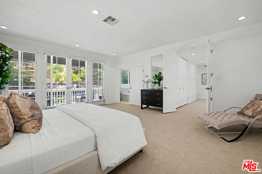 2411 Benedict Canyon Dr
