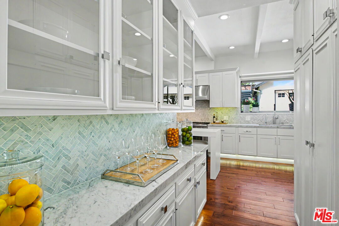 2411 Benedict Canyon Dr