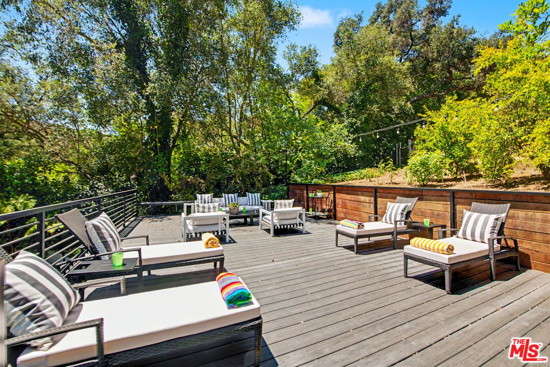 2411 Benedict Canyon Dr