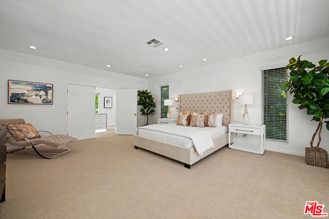 2411 Benedict Canyon Dr