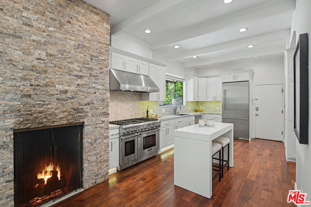 2411 Benedict Canyon Dr