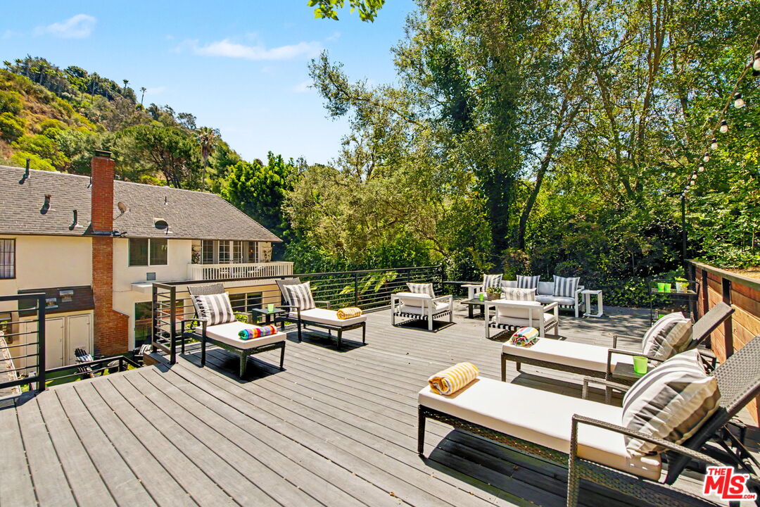 2411 Benedict Canyon Dr