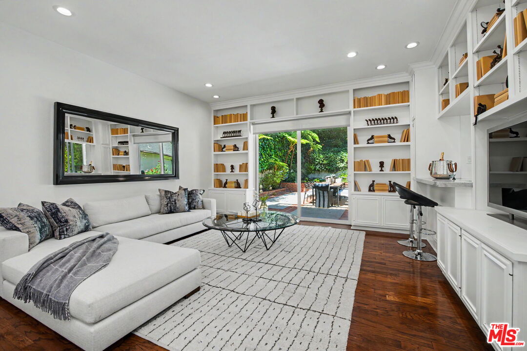 2411 Benedict Canyon Dr