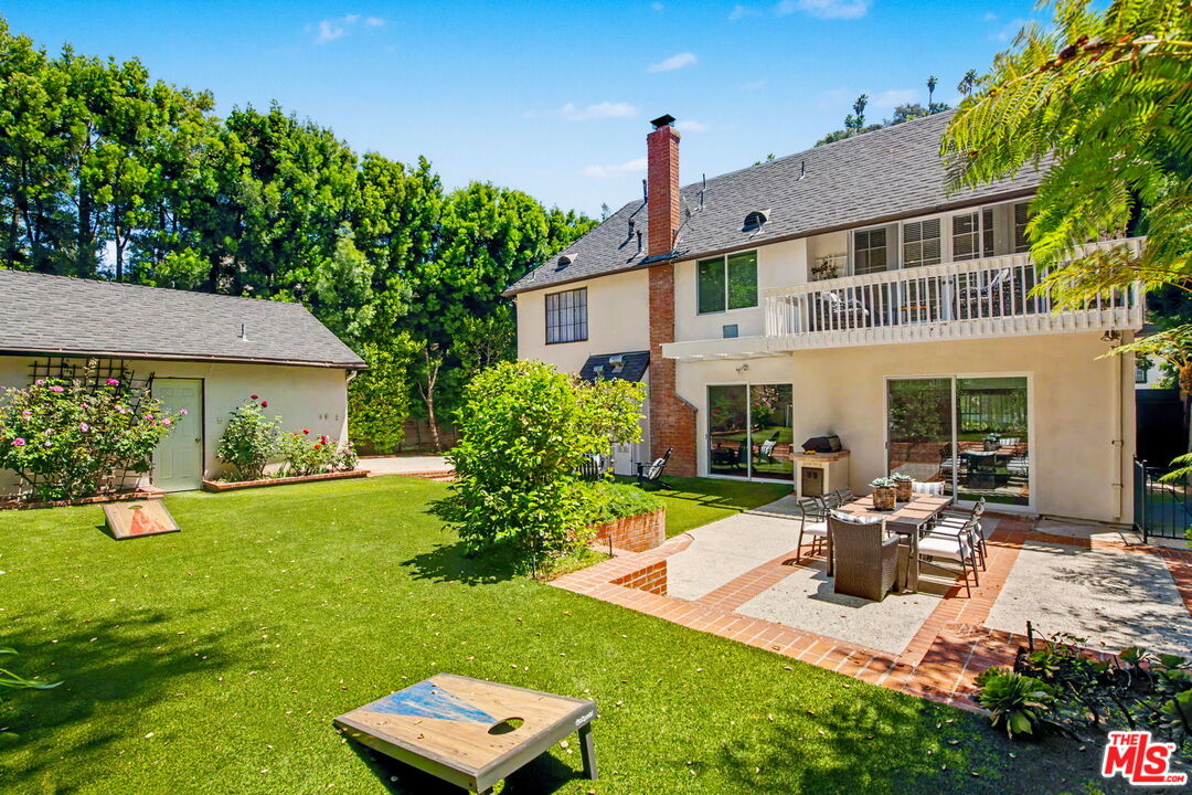 2411 Benedict Canyon Dr