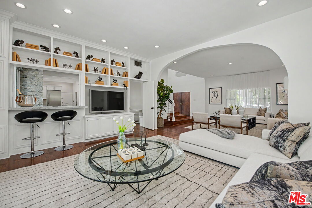 2411 Benedict Canyon Dr