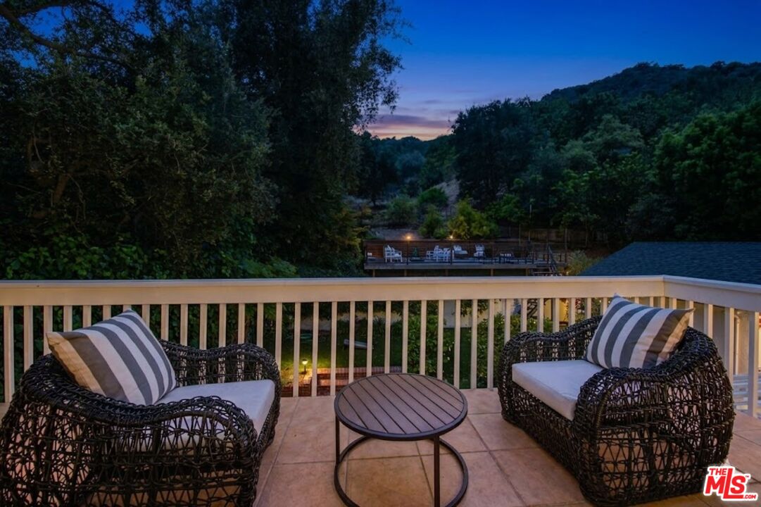 2411 Benedict Canyon Dr