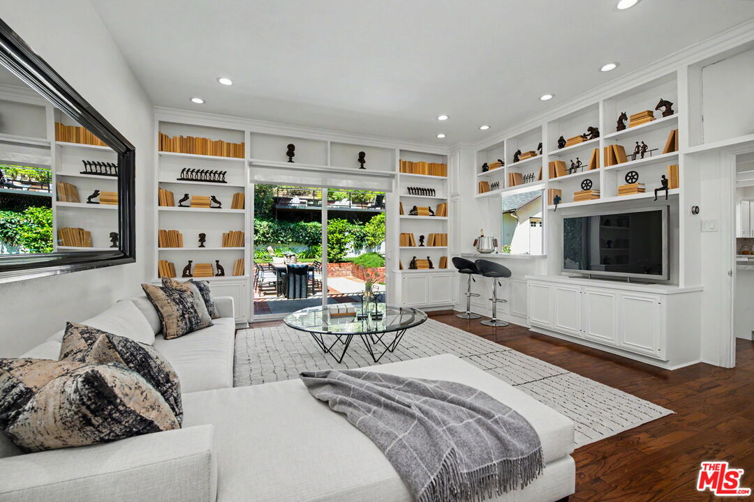 2411 Benedict Canyon Dr