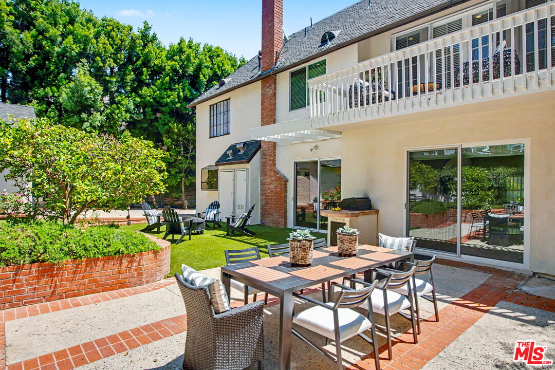2411 Benedict Canyon Dr