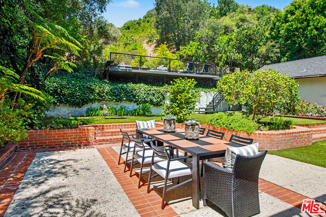 2411 Benedict Canyon Dr