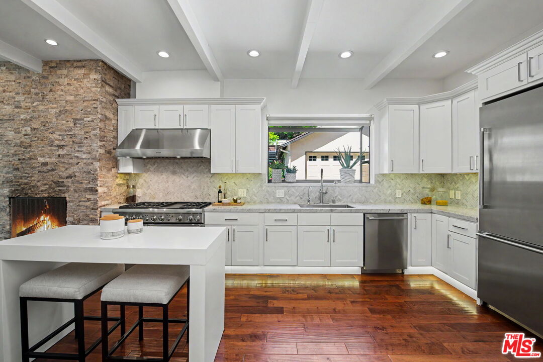 2411 Benedict Canyon Dr