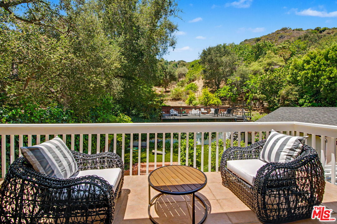 2411 Benedict Canyon Dr