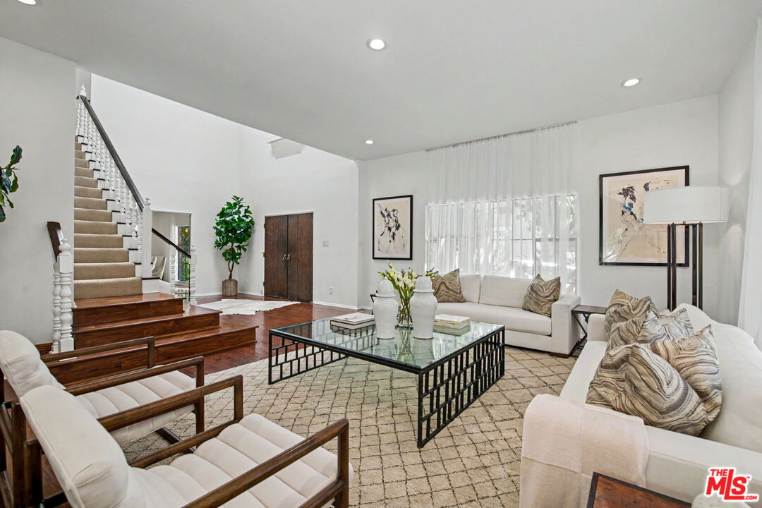 2411 Benedict Canyon Dr