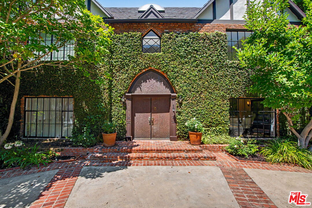 2411 Benedict Canyon Dr