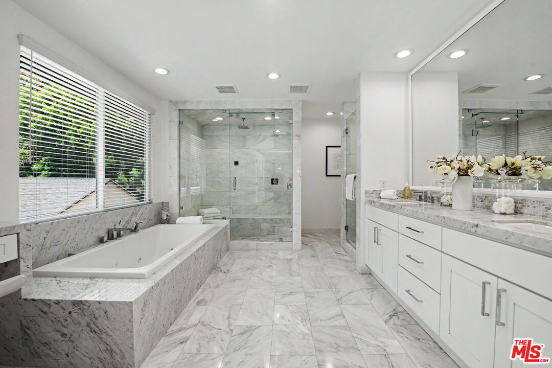 2411 Benedict Canyon Dr