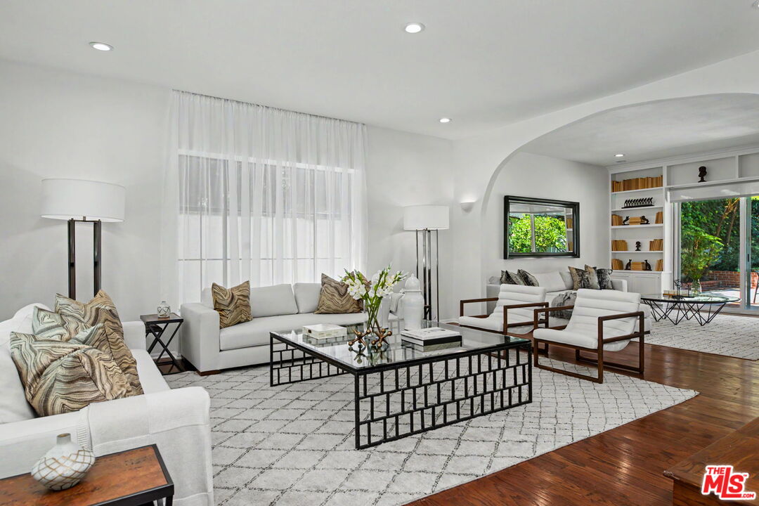 2411 Benedict Canyon Dr